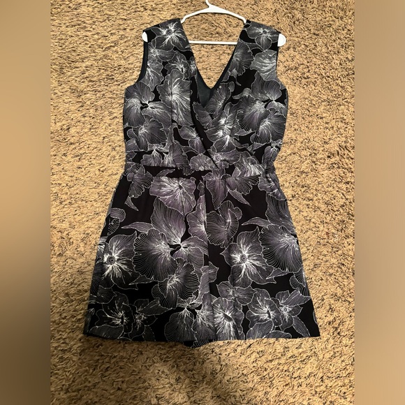 🌟Host Pick!!🌟Women’s Floral Romper. - Picture 2 of 6
